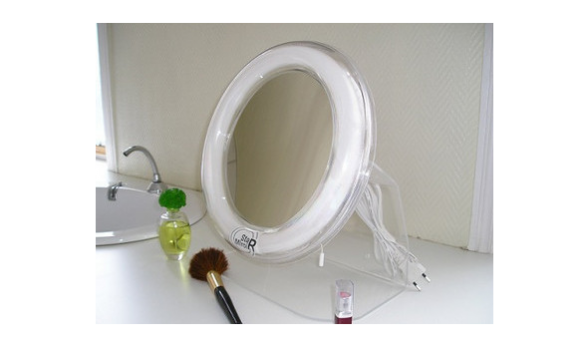 Avec un miroir de maquillage, il est indispensable de se voir à la perfection sans lunettes.